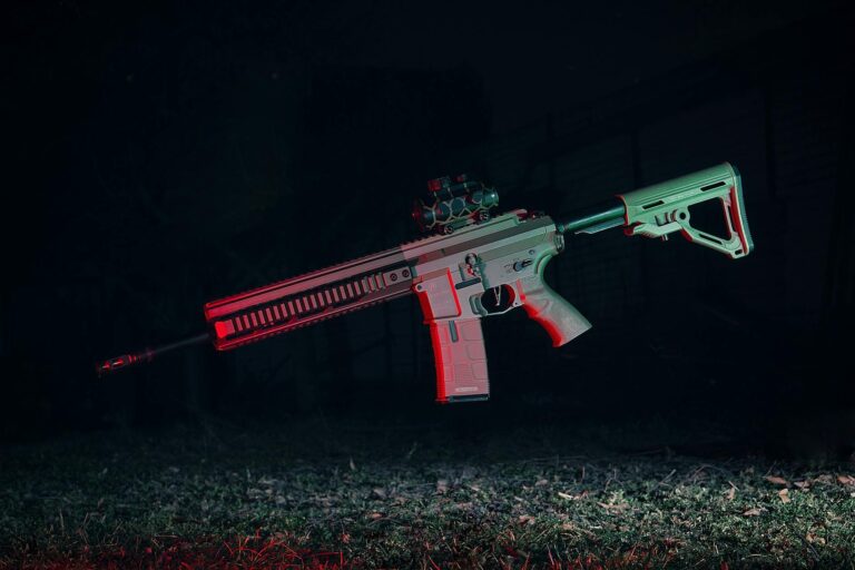 Airsoft für Einsteiger verständlich erklärt mit allen wichtigen Tipps Junger Spieler mit Airsoft-Ausrüstung bereitet sich auf Einsteiger-Spiel vor