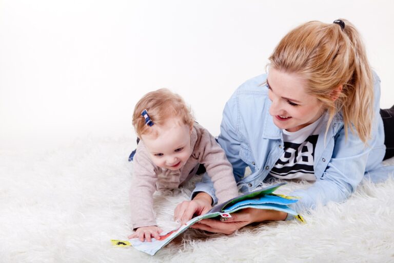 Schlafendes Baby entspannt im Kinderwagen unterwegs bei sanften Einschlafmethoden