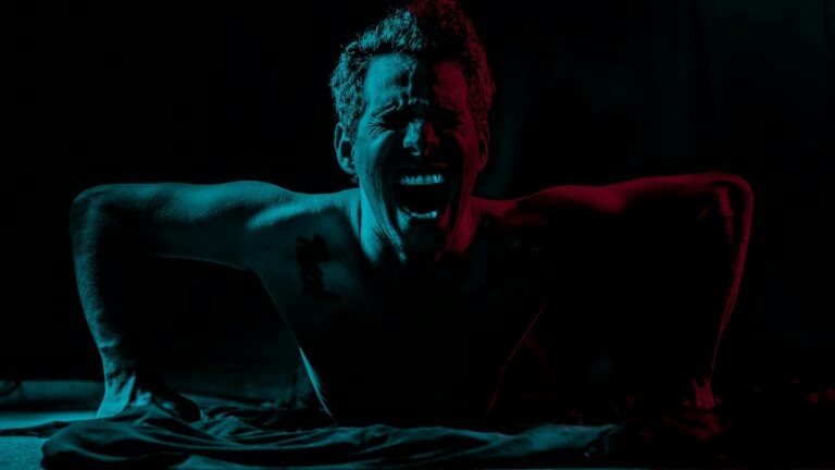 Baby im Kinderwagen schreit und Eltern suchen beruhigende Strategien für Spaziergänge