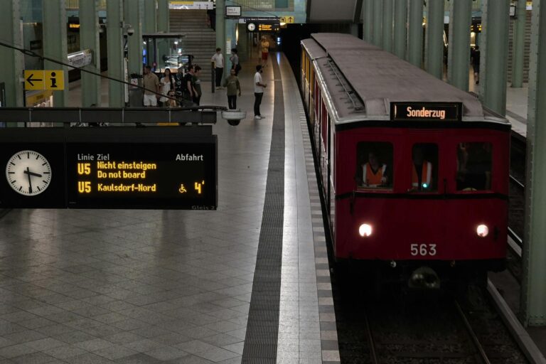 Familie mit Bahn Kinderwagen steigt entspannt in vollen Zug ohne Platzreservierung ein