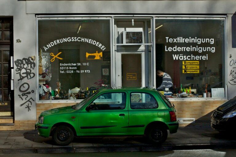 Robuster Camping Kinderwagen für Babys und Kleinkinder auf unebenem Gelände