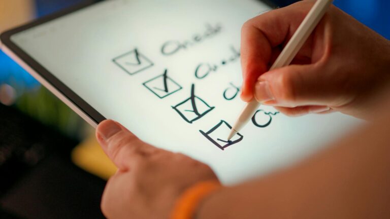 Praktische Checkliste PDF zur Baby-Erstausstattung zum Download Praktische Checkliste PDF zur Baby-Erstausstattung mit Kleidung und Pflege im Überblick