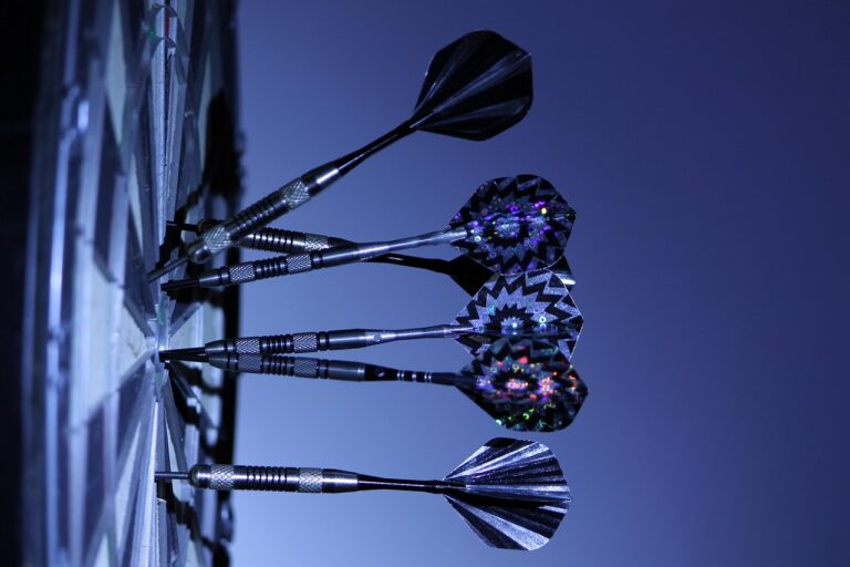Dartscheibe und Pfeile im Wohnzimmer für entspanntes Training zu Hause