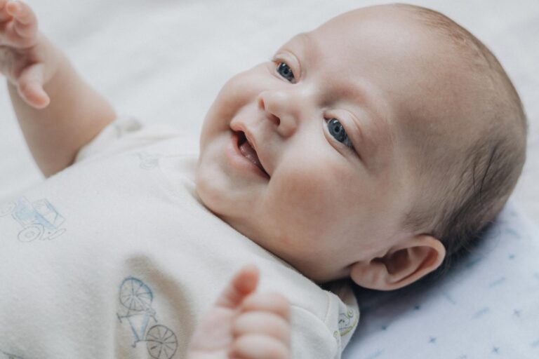 Erstausstattung Baby Checkliste mit praktischem Kinderwagen für Neugeborene und Eltern