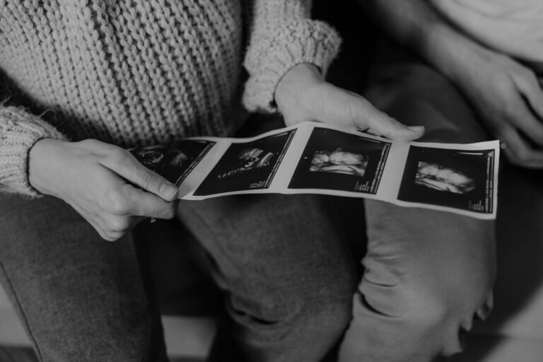 Werdende Eltern planen Baby-Erstausstattung und vermeiden Fehlkäufe beim Einkauf