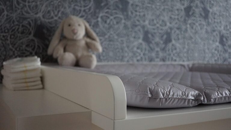 Neugeborenes mit kostenloser Babyausstattung und Willkommenspaketen zu Hause
