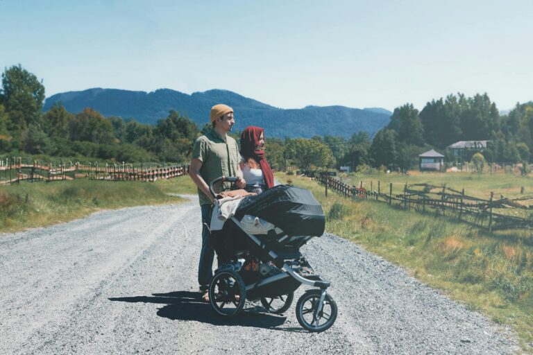 Faltmechanismus Kinderwagen verstehen und kinderleicht bedienen im Alltag Leicht bedienbarer Faltmechanismus eines Kinderwagens im Alltag für stressfreies Verstauen