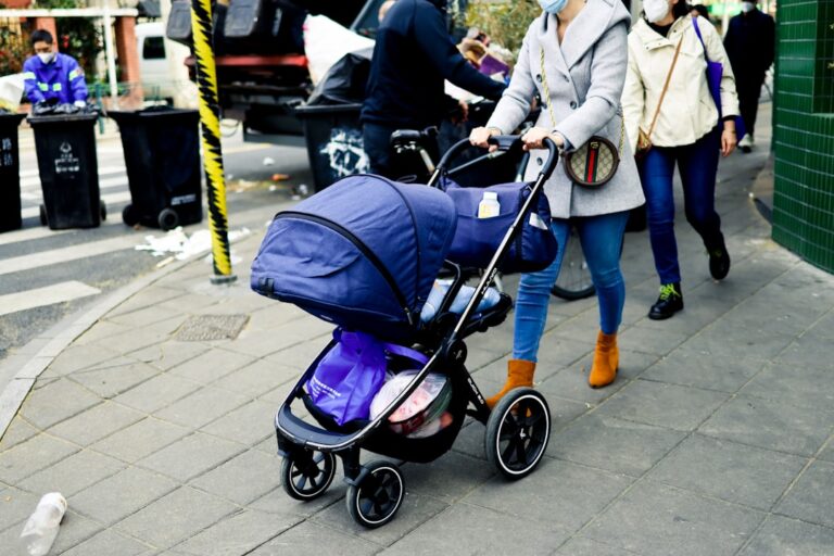 Illustration zum Thema Farbe Kinderwagen
