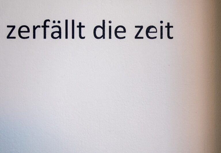 Eltern falten und bedienen Kinderwagen einfach für stressfreie Spaziergänge mit Baby