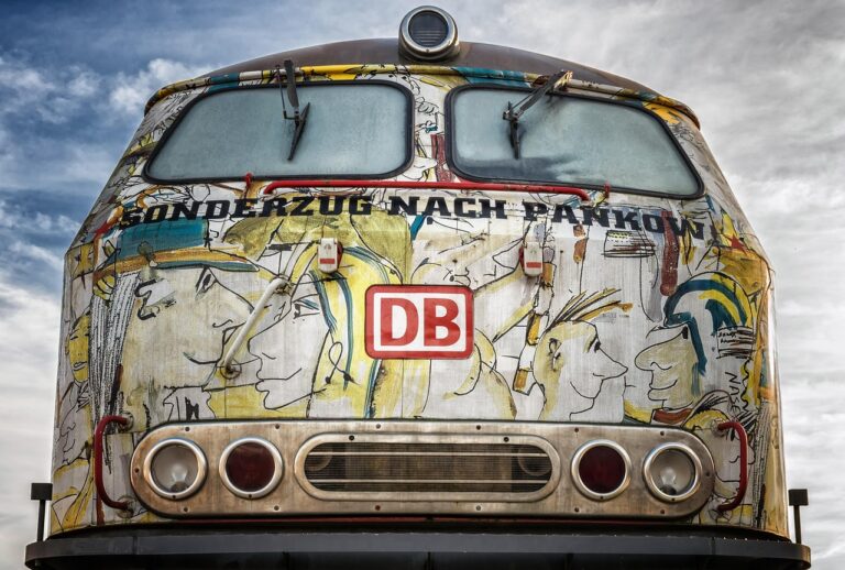 Kinderwagen Bahn Mitnahme leicht gemacht – das sind die wichtigsten Regeln Familie mit kleinem klappbarem Kinderwagen steigt bequem in Regionalzug ein