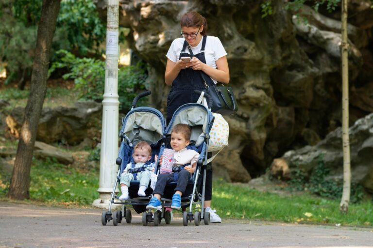 Baby im ergonomischen Kinderwagen mit optimaler Haltung für gesunde Entwicklung