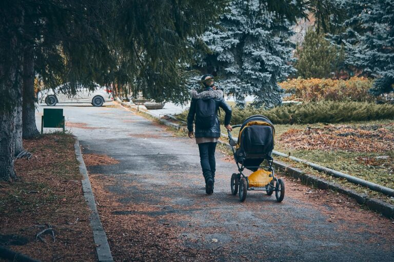 Sicherheitsaspekte der Gurte im Kinderwagen für optimalen Kinderschutz