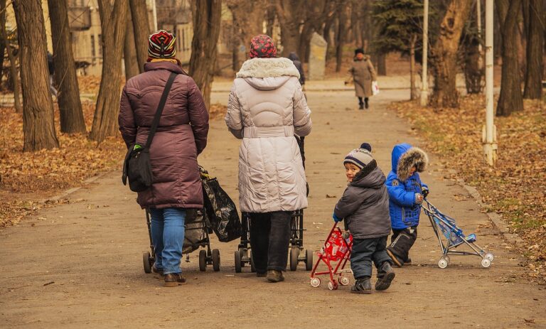 Kinderwagen Höhen anpassen für gesunde Haltung und mehr Komfort beim Schieben Eltern passen höhenverstellbaren Kinderwagen für rückenschonendes Schieben an