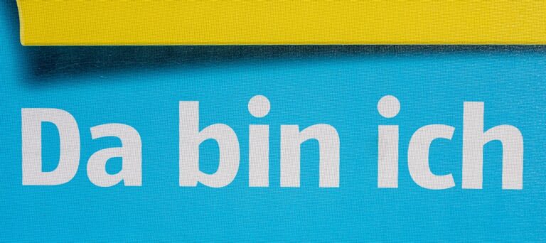 Kinderwagen kompakt im Autokofferraum verstaut für einfachen Transport