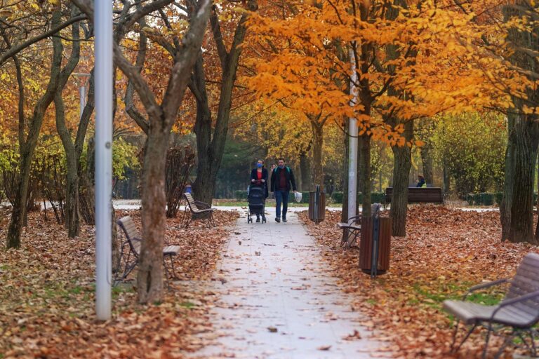 Kinderwagen mit Wetterschutz und Winterzubehör für alle Jahreszeiten draußen unterwegs