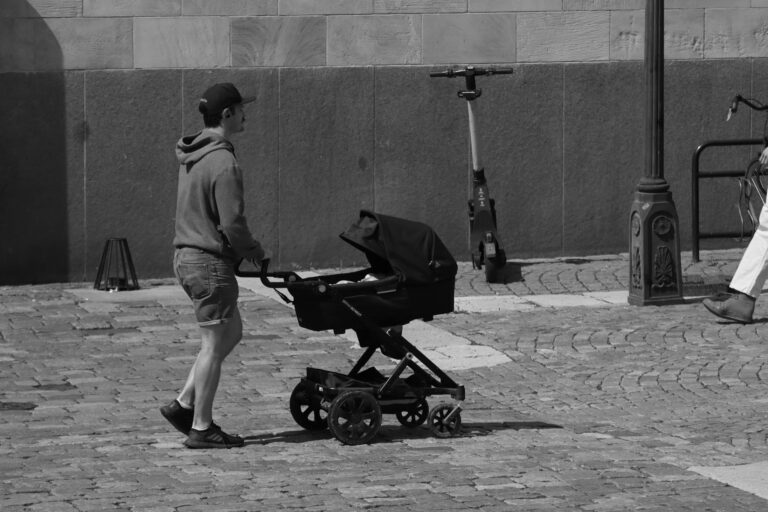 Eltern mit Kinderwagen steigen sicher und entspannt im öffentlichen Verkehr ein