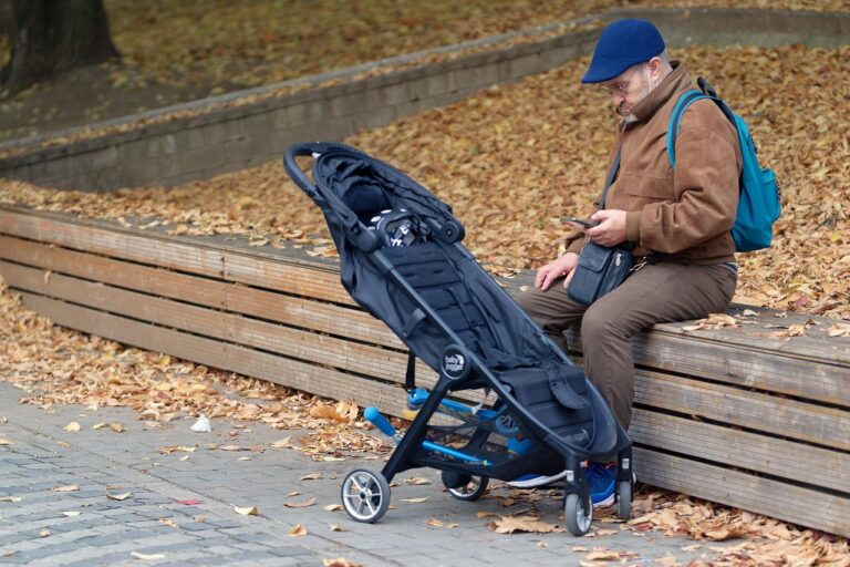 Kinderwagen mit spezieller Pflege und Reinigungsmitteln sauber und langlebig halten