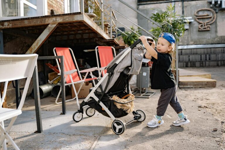 Kinderwagen Rad wechseln leicht gemacht – praktische Anleitung für Eltern Eltern wechseln einfach und sicher das Kinderwagen Rad mit passendem Werkzeug