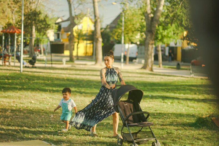 Praktischer Kinderwagen mit robusten Reifen und viel Stauraum für Eltern und Kind