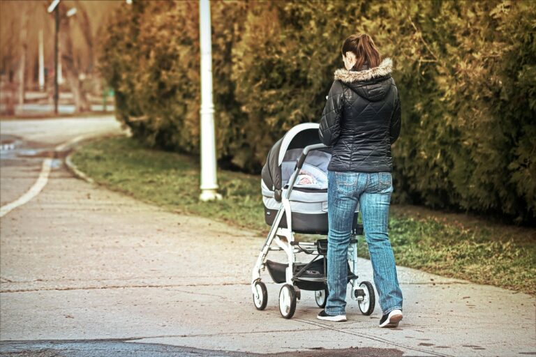 So bleibt dein Baby bei jedem Wetter sicher im Kinderwagen Sommer Winter Baby im Kinderwagen geschützt bei Sommerhitze und Winterkälte draußen
