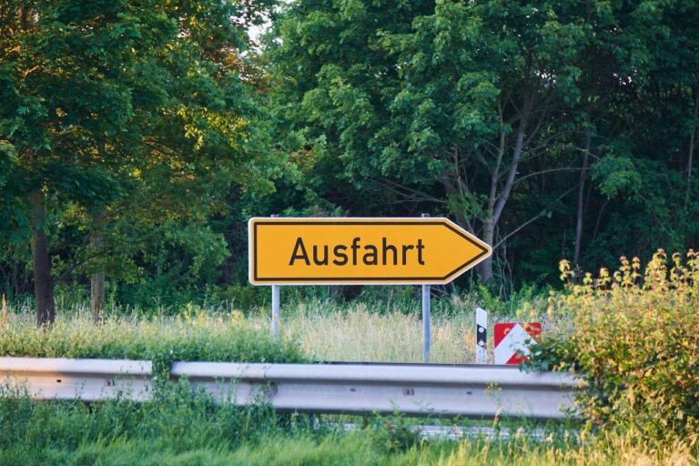 Eltern schieben Kinderwagen sicher auf dem Gehweg im Straßenverkehr nach StVO