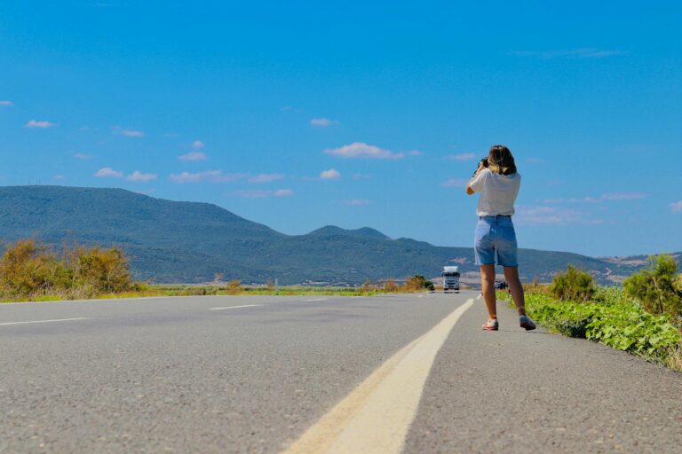 Eltern mit Kinderwagen unterwegs beim entspannten Spaziergang im Alltag mit Baby