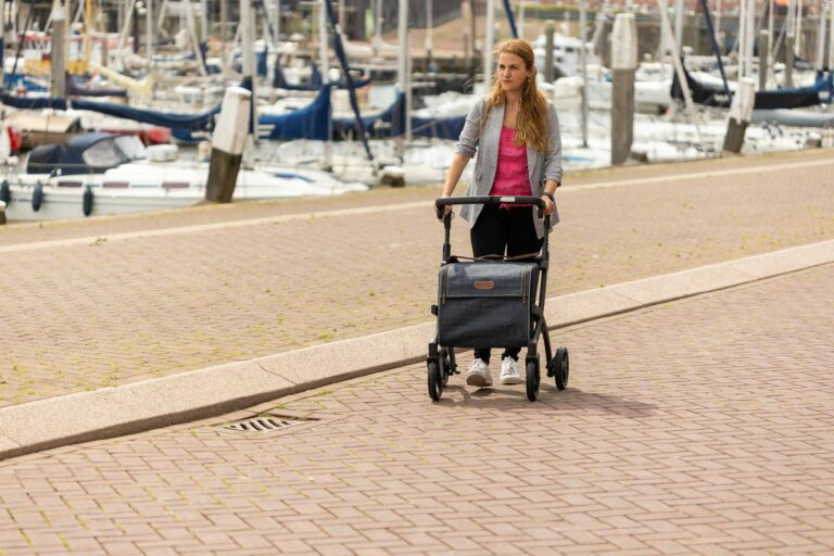 Familie wandert mit robustem Kinderwagen auf kinderwagenfreundlichem Waldweg