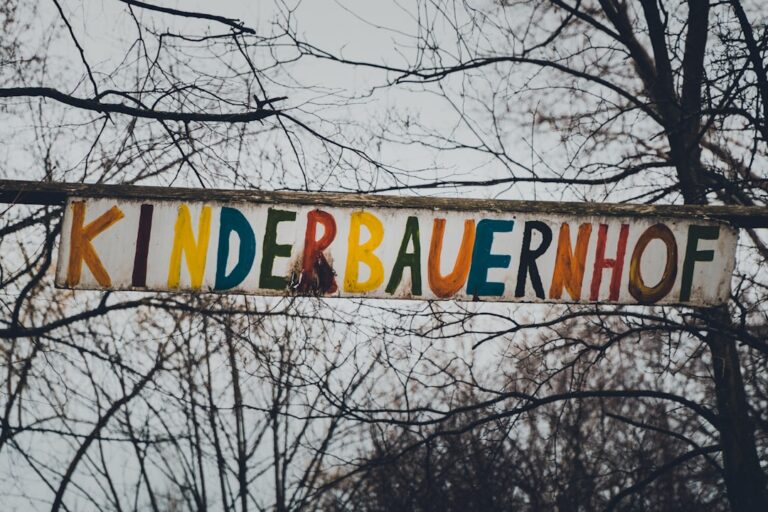 Paar beobachtet gemeinsam den Zyklus zur natürlichen Unterstützung des Kinderwunsches