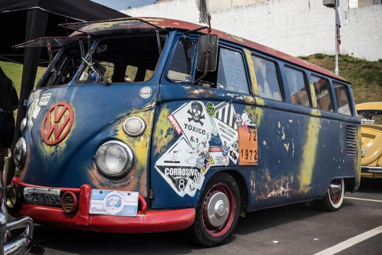 Vielseitiger Kombi 3-in-1 Kinderwagen mit Babywanne Sportsitz und Babyschale in modernem Design