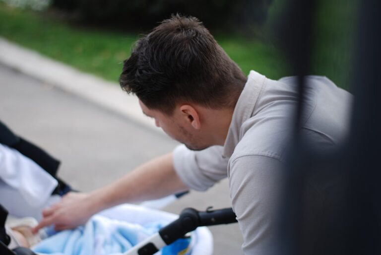 Kinderwagen richtig pflegen so bleibt dein Begleiter lange wie neu Kinderwagen Pflege Reinigung Stoffbezüge Räder und Gestell für lange Haltbarkeit