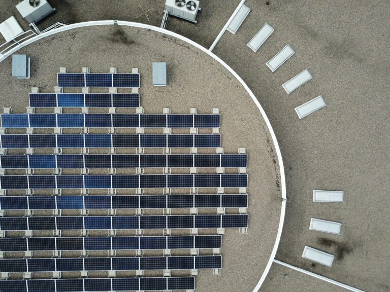 Mit Photovoltaik Kosten clever sparen und von Förderungen profitieren Moderne Photovoltaikanlage auf Hausdach zur effektiven Kosteneinsparung 2026