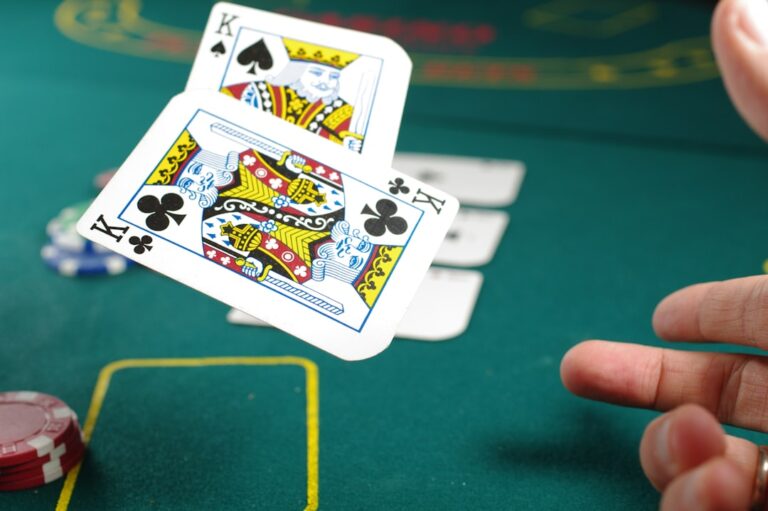 Poker verstehen leicht gemacht – der ideale Einstieg für Neulinge Pokerkarten und Chips als Einstieg in die Welt des Pokers für Anfänger