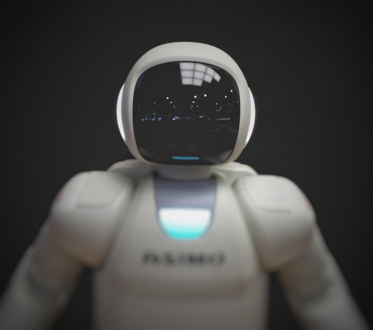 Moderner Rasenmäher Roboter mäht autonom den Gartengrünbereich zeitsparend und effizient