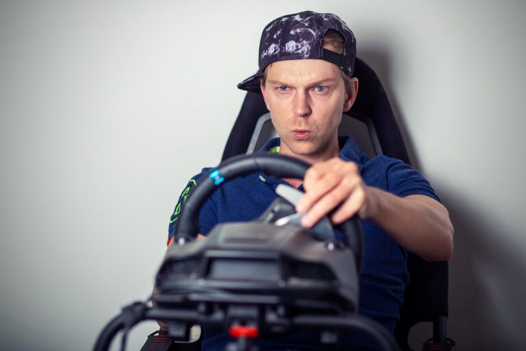 Simracing Zubehör für Einsteiger und Profis mit Lenkrad und Pedalen