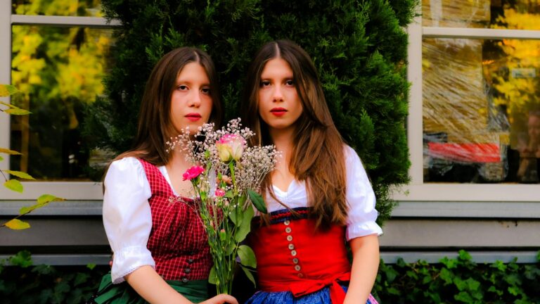 Moderne Zwillinge Kinderwagen verschiedener Marken im praktischen Familienalltag unterwegs