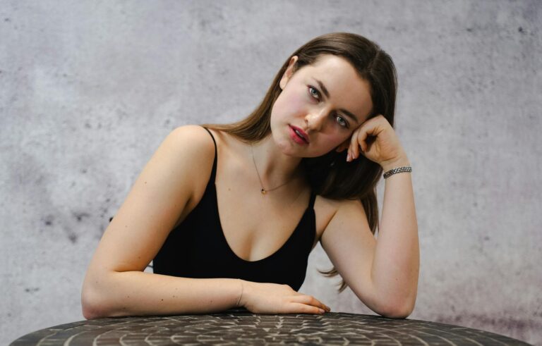 Moderner Zwillingswagen mit nebeneinander angeordneten Sitzen auf Gehweg